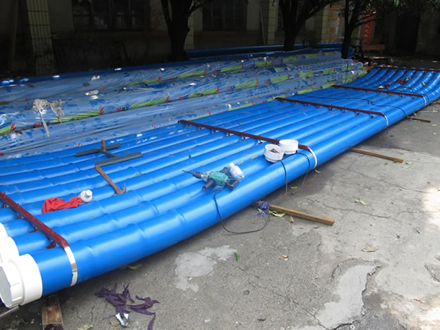 生产中的漓江塑料竹筏